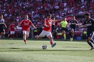 Zeki Amdouni arme sa frappe victorieuse pour le 3-0. KEYSTONE/EPA/JOSE SENA GOULAO